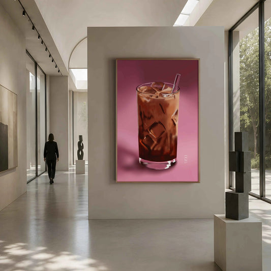 Museumsbild: Cool Beans von Nia Moody Atelier als limitierter Eiskaffee-Kunstdruck in einer hellen, reduzierten Ausstellungsumgebung.