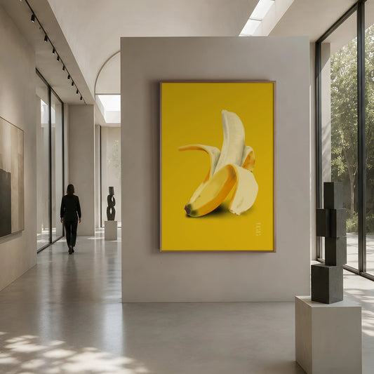 Soft Opening von Nia Moody Atelier als limitierter Bananen-Kunstdruck in einer hellen, reduzierten Ausstellungsumgebung.