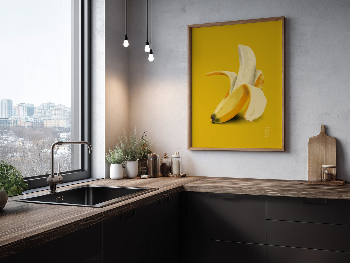 Bananen-Kunstdruck Soft Opening von Nia Moody Atelier als farbstarker Food-Art-Print in einer modernen Küche.