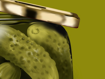 Detailansicht von In A Pickle mit Gurken im Glas, schwebendem Deckel, Lichtreflexen und einem einzelnen Auge.