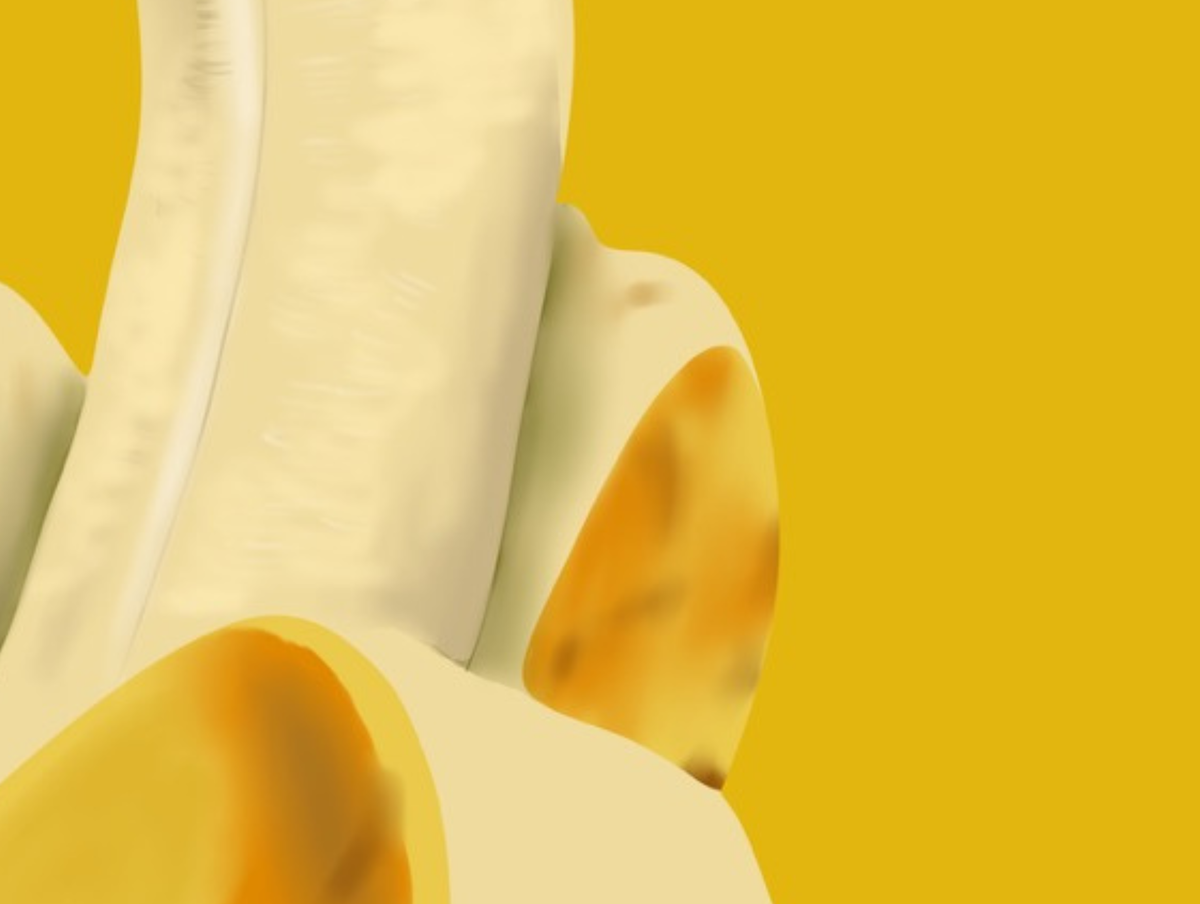 Detailansicht von Soft Opening mit geöffneter Bananenschale, heller Frucht, weichen Schatten und gelbem Hintergrund.