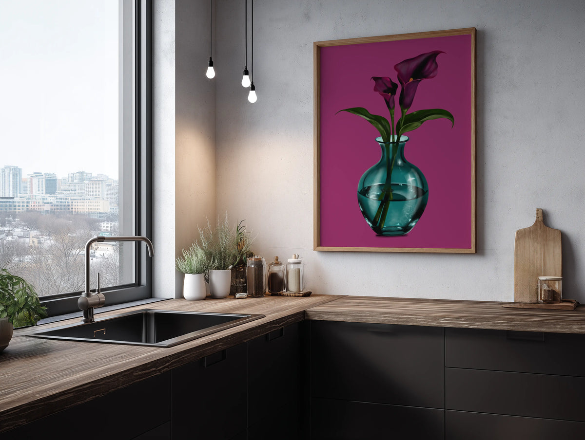 Floraler Kunstdruck In Bloom von Nia Moody Atelier mit Calla-Blüten in einer modernen Küche.