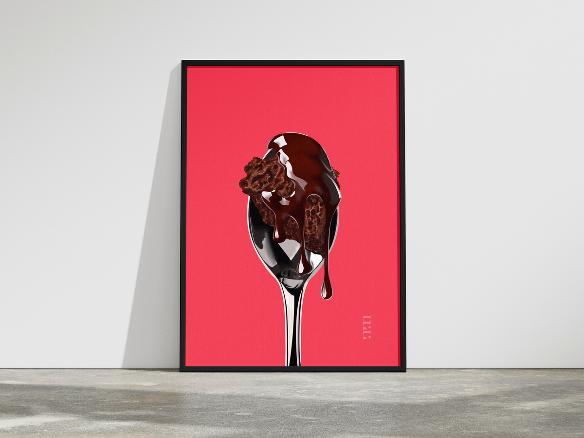 Hauptansicht des Motivs mit Mousse au Chocolat, Löffel, Schokoladenüberzug und pink-korallfarbenem Hintergrund.