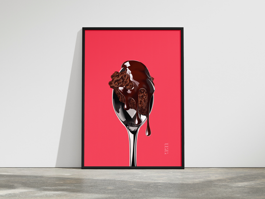 Hauptansicht des Motivs mit Mousse au Chocolat, Löffel, Schokoladenüberzug und pink-korallfarbenem Hintergrund.