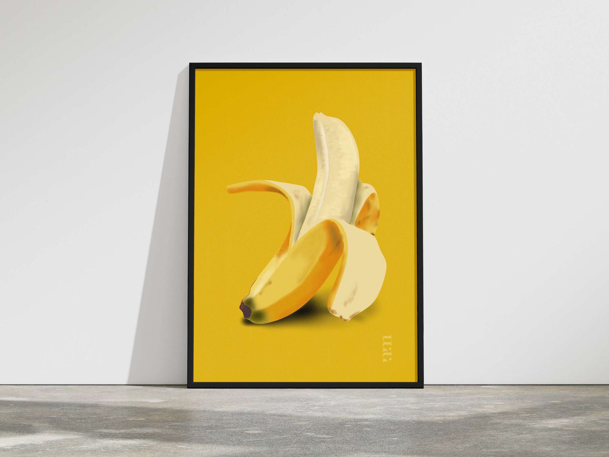 Soft Opening: Aufgeschälte gelbe Banane vor leuchtend gelbem Hintergrund – limitierter Food-Art-Kunstdruck von Nia Moody Atelier aus Köln.
