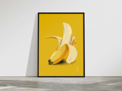 Soft Opening: Aufgeschälte gelbe Banane vor leuchtend gelbem Hintergrund – limitierter Food-Art-Kunstdruck von Nia Moody Atelier aus Köln.
