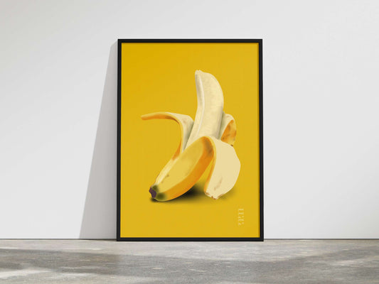 Soft Opening: Aufgeschälte gelbe Banane vor leuchtend gelbem Hintergrund – limitierter Food-Art-Kunstdruck von Nia Moody Atelier aus Köln.