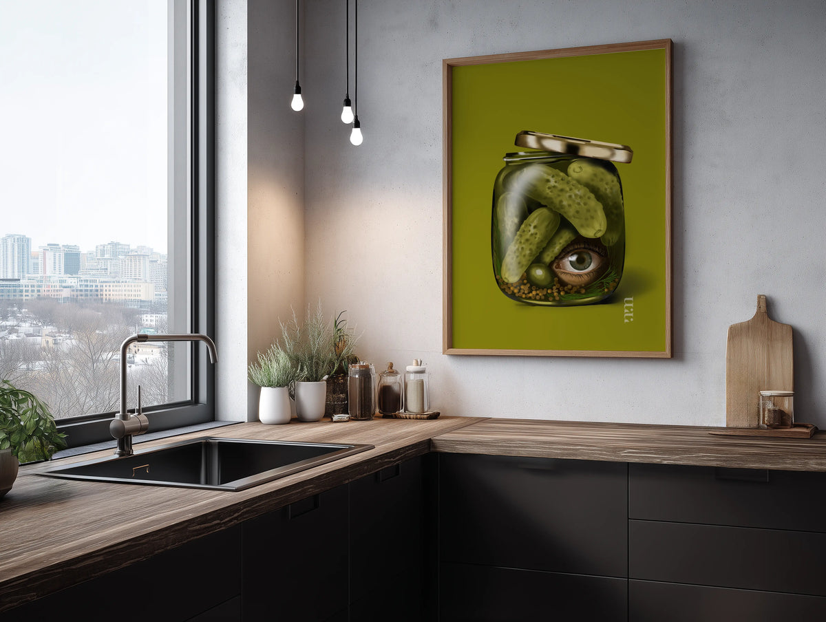 Surrealer Gurkenglas-Kunstdruck In A Pickle von Nia Moody Atelier als Food-Art-Print in einer modernen Küche.
