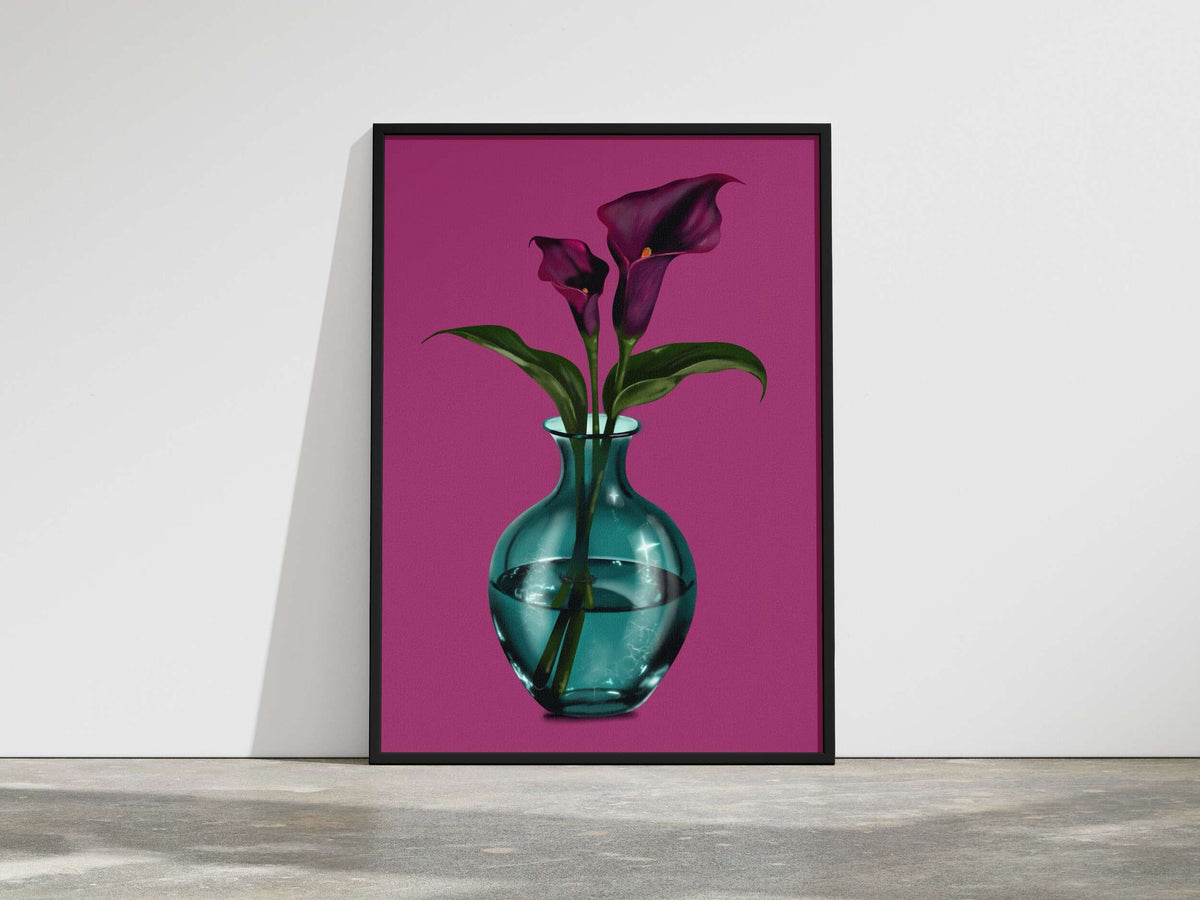 Zwei dunkelviolette Calla-Blüten mit grünen Blättern in einer türkisfarbenen Glasvase vor kräftig pinkem Hintergrund – limitierter Kunstdruck von Nia Moody Atelier aus Köln.