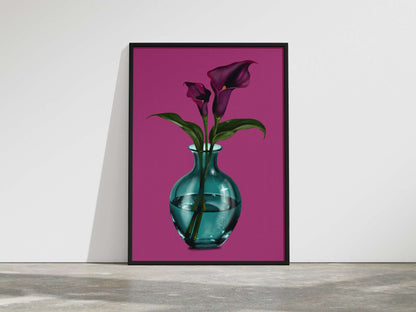 Zwei dunkelviolette Calla-Blüten mit grünen Blättern in einer türkisfarbenen Glasvase vor kräftig pinkem Hintergrund – limitierter Kunstdruck von Nia Moody Atelier aus Köln.